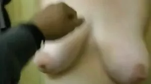 பெண்கள் கூச்ச சுபாவமுள்ள பெண்ணை நிர்வாணமாக அகற்றிவிட்டு, மூன்றுபேரில் தாய் மகள் லெஸ்பியன் ஆபாச கழுதையை நக்குகிறார்கள்