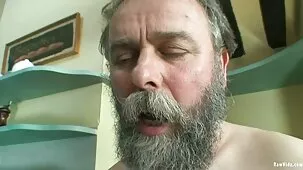 ஒரு கருப்பு பெண் முன் பழைய அம்மா xxx fucking, ஆலிஸ் நைஸ்