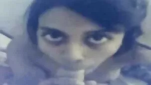 ஏஞ்சலிகா ஒரு மர மேசையில் புணர்ந்து தனது காதலனுடன் bbw அம்மா செக்ஸ் விந்து வெளியேறுகிறாள்.