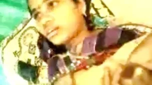 சிறுமி அந்த மனிதனின் முன் லெஸ்பியன் அம்மா ஆபாச மண்டியிட்டு, அவனது ஆண்குறியை நீண்ட நேரம் உறிஞ்சினாள்.