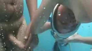 டாக்ஸி xxx HD அம்மா டிரைவர் காரில் பணத்திற்காக அழகி முத்தம் வழங்குகிறார்