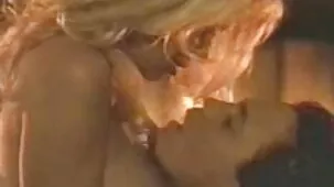 கிறிஸ்டன் அம்மா சூடான xnxx ஸ்காட் படுக்கையில் ஒரு மனிதனுடன் உடலுறவு கொள்கிறார்.