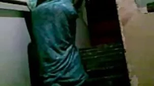பெண் ஆபாச பார்த்து படுக்கையில் தனது படி அம்மா xxx வீடியோ நிர்வாண புண்டை masturbating.