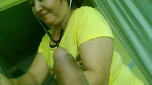 அவள் தன்னை மன்னித்த பிறகு ஆசிய பேப் கை விரல் அம்மா டீன் கற்பிக்க